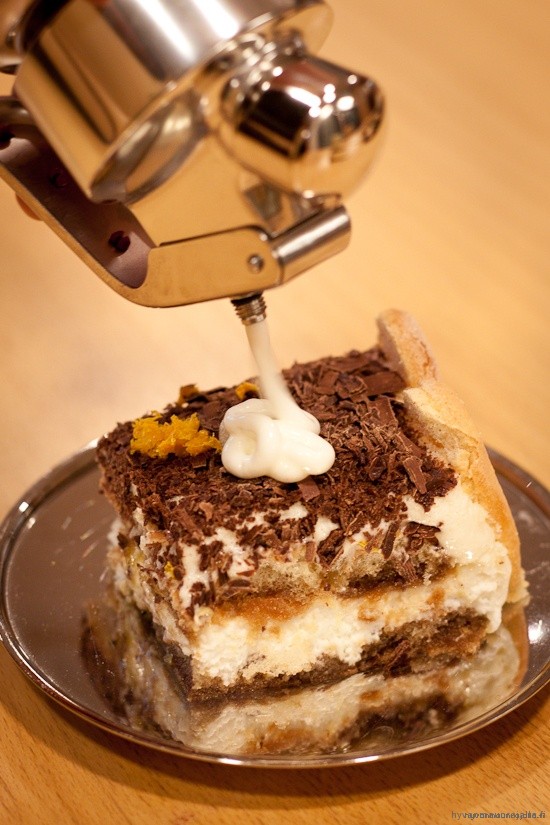 Appelsiinivaahtoa sifonista