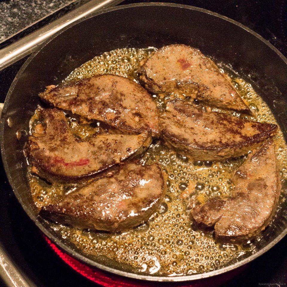 Maksapihvit ottamassa väriä pintaan pannulla